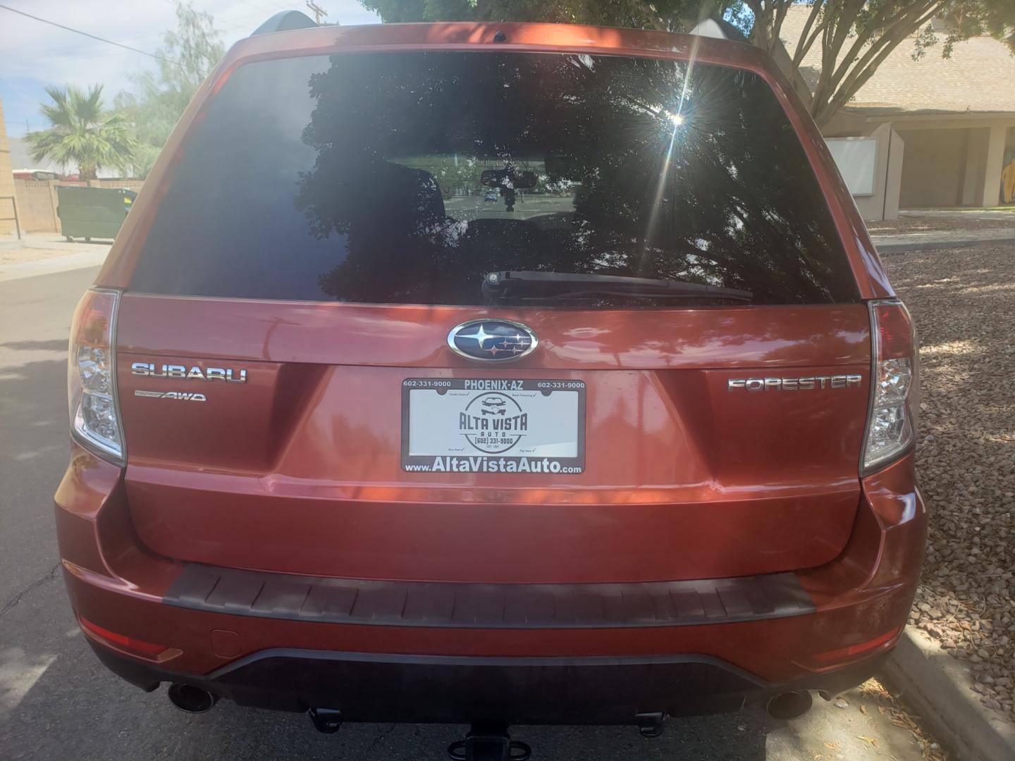 2010 /gray and black Subaru Forester 2.5X Premium (JF2SH6CC4AH) with an 2.5L L4 DOHC 16V engine, 4-Speed Automatic transmission, located at 323 E Dunlap Ave., Phoenix, AZ, 85020, (602) 331-9000, 33.567677, -112.069000 - 2010 Subaru Forester,...... EXCELLENT condition, A Real Must See!! No accidents, Power everything, Ice cold ac, Stereo/CD player, Satellite capable, phone sync, blue tooth, Sunroof, Clean Black and Gray interior with Black leather seats in near perfect condition, power windows, power door locks, Gor - Photo#7